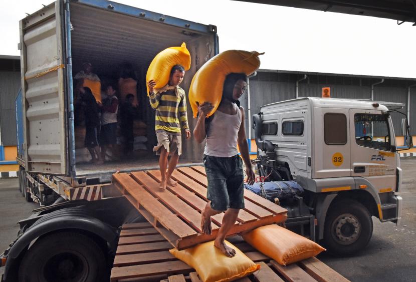 Pekerja menurunkan beras hasil serapan dari petani di Gudang Bulog Subdivre Serang, Banten, Selasa (30/8/2022). Perum Bulog menyatakan bakal menggelontorkan pasokan cadangan beras merespons harga beras yang mulai merangkak naik sejak bulan lalu. Bulog menyebut stok CBP yang hampir 1 juta ton cukup untuk operasi besar-besaran