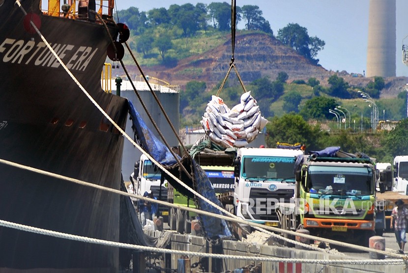 Aktivitas di Pelabuhan Indah Kiat Merak, Cilegon, Banten (ilustrasi). Polda Banten menyatakan bahwa kapal KM Mutiara Ferindo VII yang disiagakan di Pelabuhan Indah Kiat, Cilegon, akan dimaksimalkan untuk mengangkut truk logistik dan mobil pemudik.