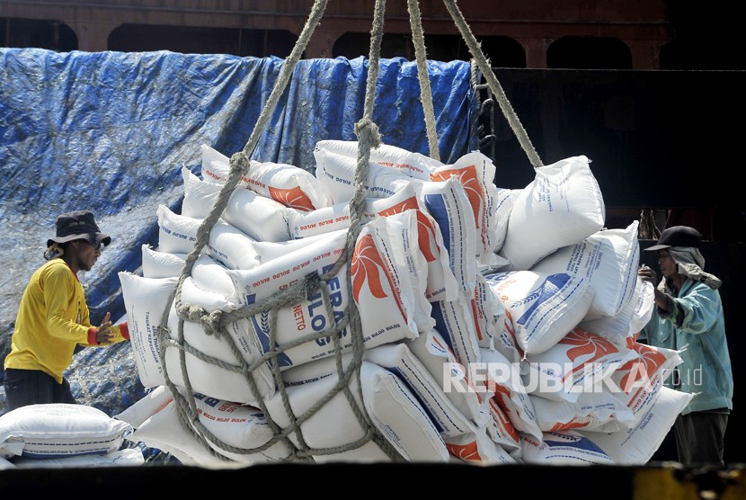 Pekerja menurunkan beras impor asal Vietnam milik Perum Bulog di Pelabuhan Indah Kiat Merak, Cilegon, Banten, Kamis (5/4). 