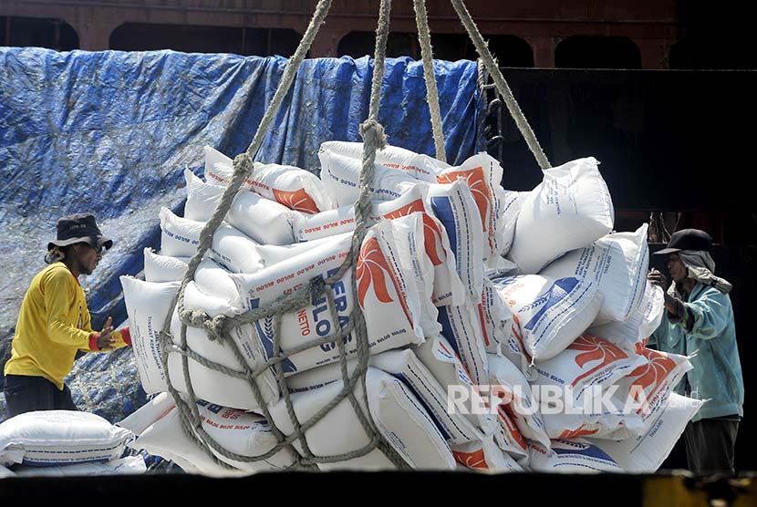 Pekerja menurunkan beras impor asal Vietnam milik Perum Bulog di Pelabuhan Indah Kiat Merak, Cilegon, Banten, Kamis (5/4). Beras impor sebanyak 19.900 ton itu merupakan pengiriman yang ketiga kali dari 54 ribu ton beras cadangan Bulog untuk mengisi stok cadangan di Gudang Bulog Subdivre Tangerang.