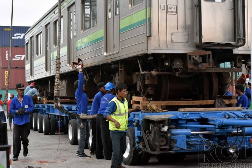 Pekerja menurunkan gerbong KRL asal Jepang ke bantalan rel di Stasiun Pasoso, Pelabuhan Tanjung Priok, Jakarta Utara, Jumat (5/12).   (Republika/Rakhmawaty La'lang)