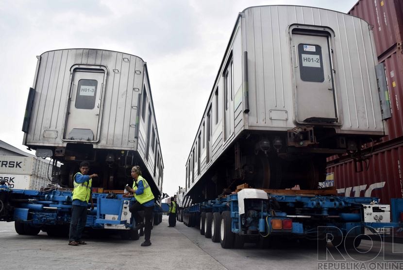 Pekerja menurunkan gerbong KRL asal Jepang ke bantalan rel di Stasiun Pasoso, Pelabuhan Tanjung Priok, Jakarta Utara, Jumat (5/12).   (Republika/Rakhmawaty La'lang)