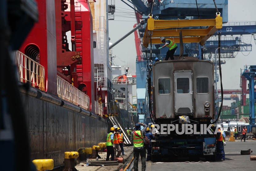 Pekerja menurunkan rangkaian kereta listrik commuter line dari jepang di Pelabuhan Tanjung Priok, Jakarta, Rabu (4/4). 