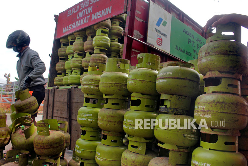 Pekerja menurunkan tabung gas LPG 3 kilogram di gudang distributor di Taktakan, Serang, Banten, Senin (9/3/2020). 