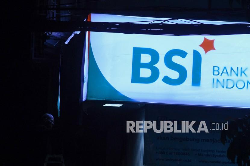 Pekerja menutup logo bertuliskan Bank Syariah Indonesia di Jakarta, Rabu (27/1/2021). BSI memfasilitasi pembayaran biaya SMMPTN wilayah barat. 