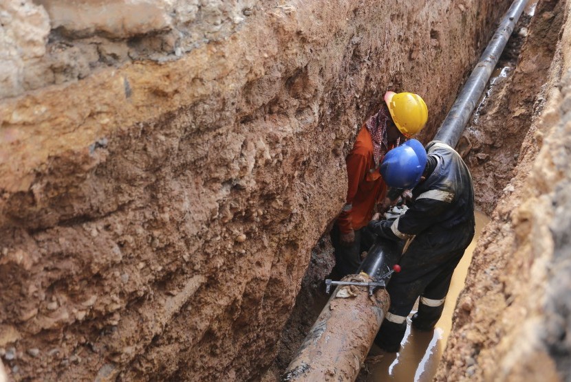 Pekerja menyambung pipa gas milik Perusahan Gas Negara (PGN) di Jalan Jenderal Sudirman, Palembang, Sumatera Selatan, Senin (20/6).