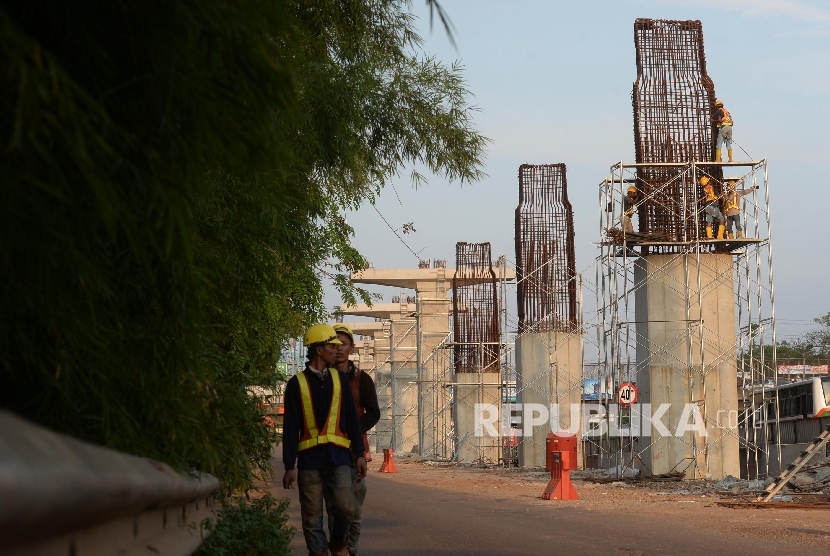  Pekerja menyekesaikan pembangunan Light Rail Transit (LRT) di kawasan Jatibening, Bekasi, Jabar, Ahad (8/10).