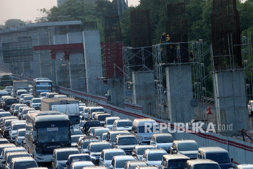  Pekerja menyekesaikan pembangunan Light Rail Transit (LRT) di kawasan Jatibening, Bekasi, Jabar, Ahad (8/10).