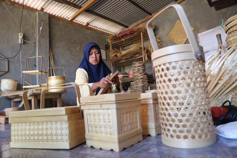 Pekerja menyelesaikan aneka kerajinan anyaman bambu (ilustrasi). Penjualan keranjang parsel dari anyaman bambu yang diproduksi sejumlah industri rumah tangga di Kabupaten Magetan, Jawa Timur, meningkat signifikan seiring tingginya kebutuhan parsel untuk Lebaran tahun 2023.