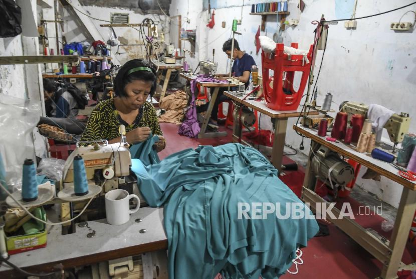 Pekerja menyelesaikan jahitan pesanan pelanggan di kawasan Tambora, Jakarta, Kamis (5/9/2019). Industri tekstil dan produk tekstil (TPT) semakin tertekan akibat gempuran produk impor dari China, rendahnya penyerapan pasar dan lemahnya kebijakan dalam melindungi pelaku industri dalam negeri. 