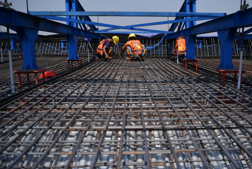 Pekerja menyelesaikan konstruksi jalan tol layang Jakarta-Cikampek (Japek) II di Bekasi, Jawa Barat, Jumat (27/7).
