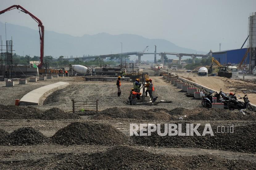 Pekerja menyelesaikan konstruksi stasiun Kereta Cepat Jakarta Bandung, (ilustrasi). BUMN konstruksi berupaya mengoptimalka digitalisasi di tengah pandemi.