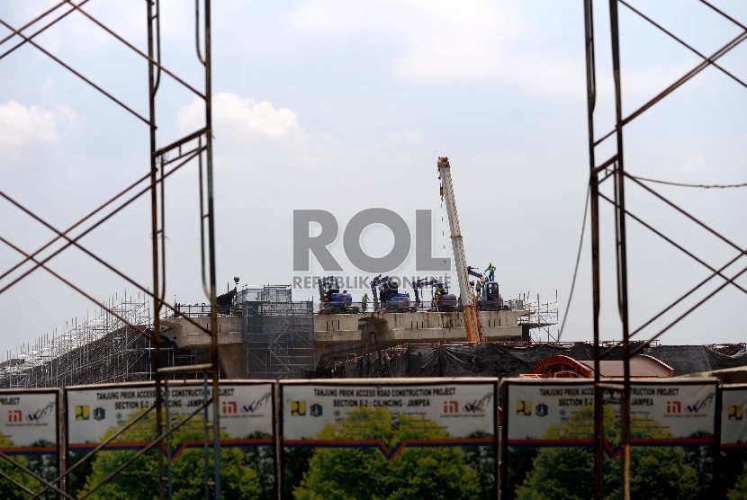 Pekerja menyelesaikan kontruksi tiang peyangga Jalan Tol Priok-Jampea seksi E2 di Cilincing, Jakarta Utara, Rabu (21/10).