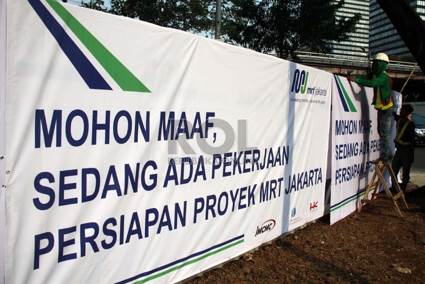    Spanduk permohonan maaf karena adanya pekerjaan proyek MRT di kawasan Dukuh Atas, Jakarta, Rabu (9/10).  (Republika/Yasin Habibi)