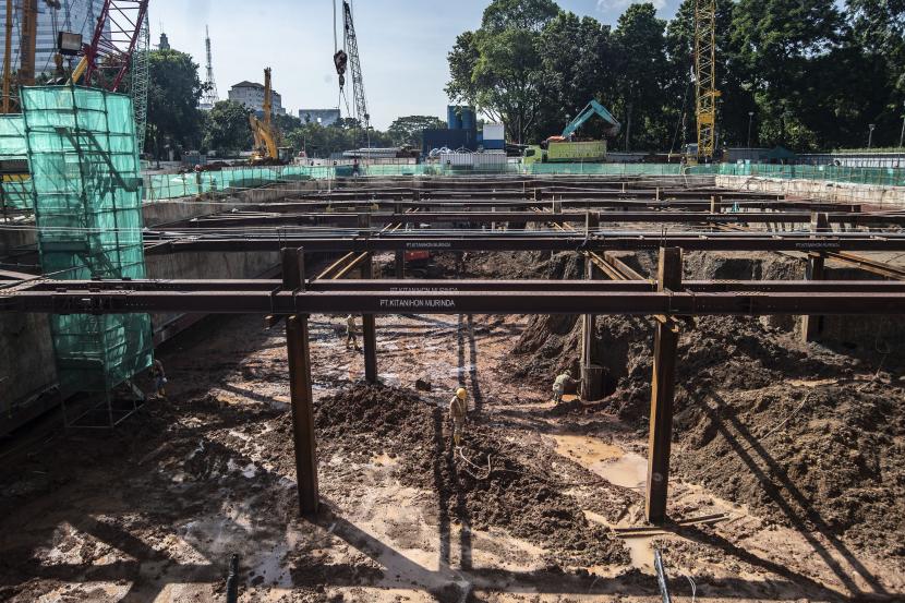Pekerja menyelesaikan pekerjaan proyek pembangunan MRT Jakarta Fase II di kawasan Jalan MH Thamrin, Jakarta Pusat, Kamis (27/5/2021). 