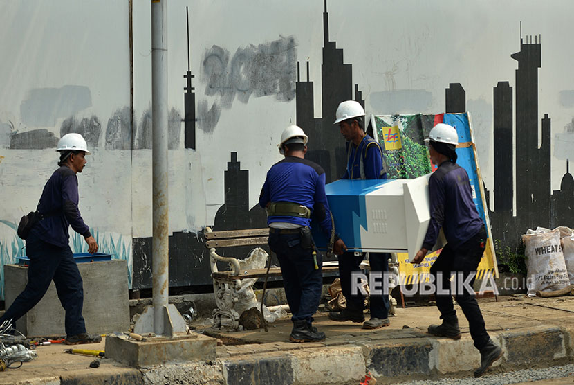 Pekerja menyelesaikan pemasangan jaringan listrik milik PLN di Jakarta, Rabu (6/6).