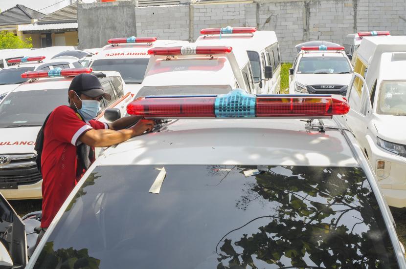Pekerja menyelesaikan pemasangan lampu sirene mobil ambulans di Babelan, Kabupaten Bekasi, Jawa Barat, Jum