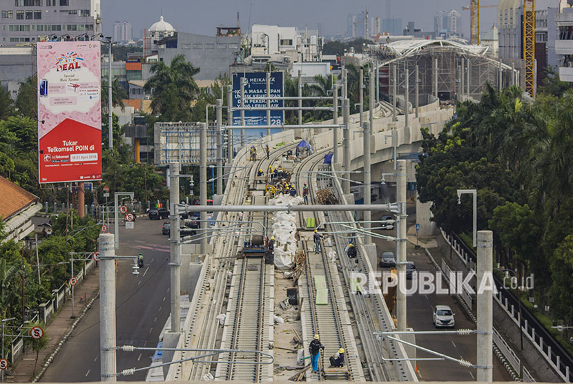 Pekerja menyelesaikan pemasangan rel kereta proyek mass rapid transit (MRT) di Jalan Sisingamangaraja, Jakarta. (Ilustrasi)