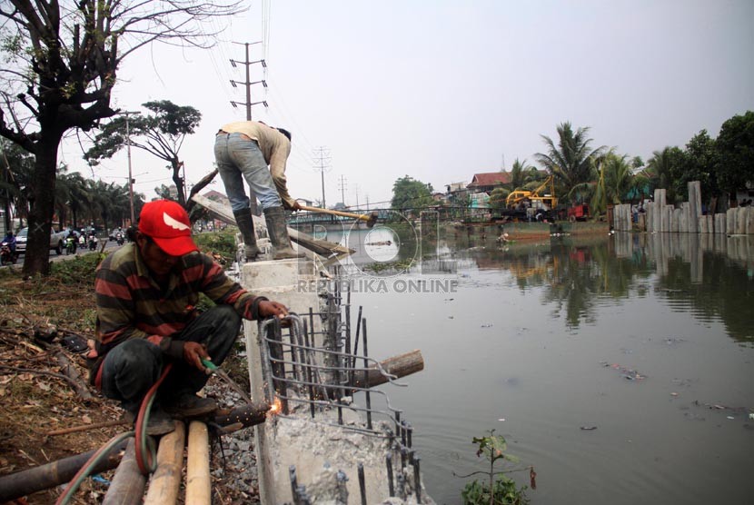  Pekerja menyelesaikan pemasangan turap Sungai Mookervart di Jalan Daan Mogot, Jakarta Barat, Kamis (7/11).  (Republika/Yasin Habibi)