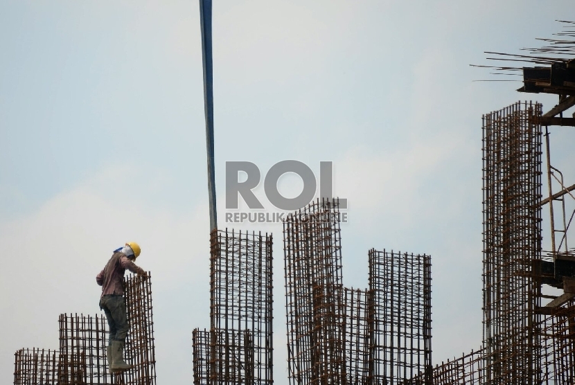 Pekerja menyelesaikan pembangunan apartemen di Kawasan Pelabuhan Sunda Kelapa Jakarta, Kamis (29/1).(Republika/Prayogi)