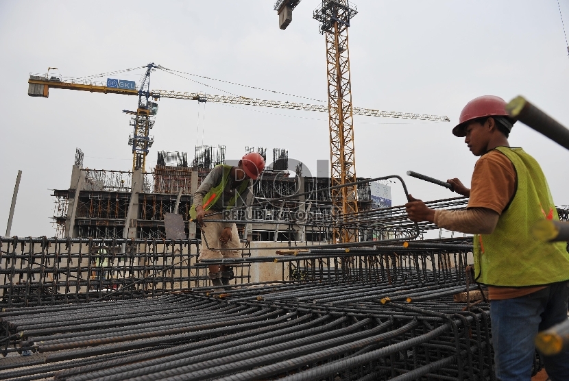 Pekerja menyelesaikan pembangunan apartemen Grand Kamala Lagoon (GKL) di Bekasi, Senin (29/9).