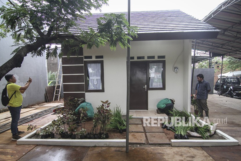 Pekerja menyelesaikan pembangunan contoh unit rumah DP nol Rupiah di kawasan Rorotan, Cilincing, Jakarta Utara, Senin (26/2). (ilustrasi) 