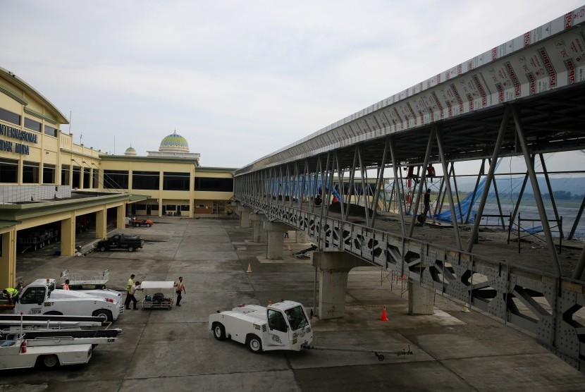 Pekerja menyelesaikan pembangunan garbarata VIP Bandara Sultan Iskandar Muda (SIM) di Aceh Besar, Aceh. (ilustrasi)