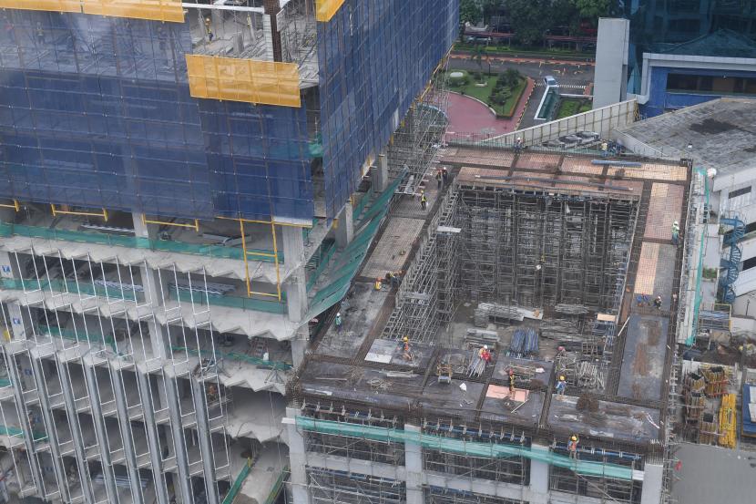 Pekerja menyelesaikan pembangunan gedung bertingkat di Jakarta, Jumat (21/1/2022). Pertumbuhan ekonomi Indonesia sepanjang 2021 mencapai 3,6 persen secara tahunan atau year on year (yoy). 
