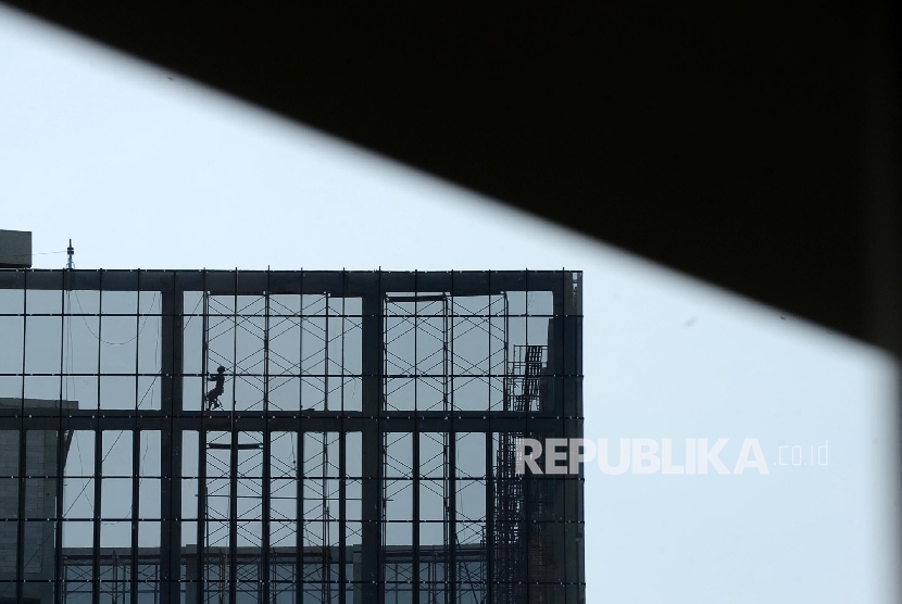  Pekerja menyelesaikan pembangunan gedung bertingkat dikawasan Sudirman, Jakarta, Senin (31\10).