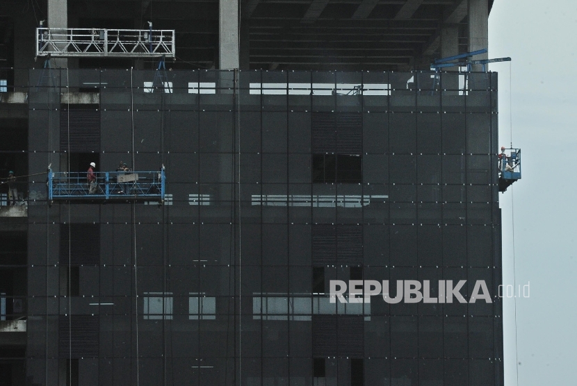Pekerja menyelesaikan pembangunan gedung bertingkat dikawasan Sudirman, Jakarta, Senin (31\10). 