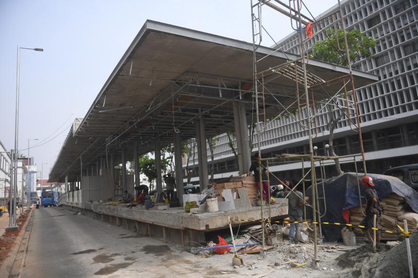 Pekerja menyelesaikan pembangunan halte transjakarta di kawasan Kota Tua, Jakarta, Jumat (22/7/2022). PT Transjakarta meresmikan beroperasi Halte Kota Baru di Kota Tua, Jakarta Barat.