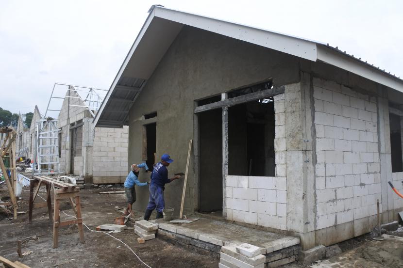 Pekerja menyelesaikan pembangunan hunian sementara (huntara) korban erupsi Gunung Semeru di Desa Sumbermujur, Kecamatan Candipuro, Lumajang, Jawa Timur. 