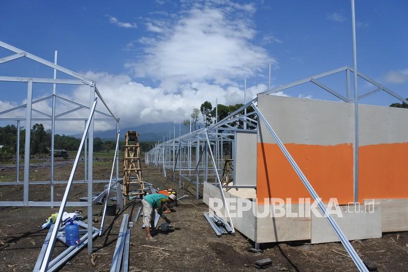 Pekerja menyelesaikan pembangunan hunian sementara (Huntara) warga terdampak awan panas guguran (APG) Gunung Semeru di Desa Sumbermujur, Candipuro, Lumajang, Jawa Timur, Jumat (14/1/2022). Pembangunan Huntara sebanyak 1.500 unit tersebut ditargetkan bisa ditempati sebelum Lebaran Idul Fitri 2022.
