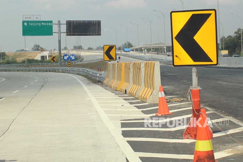 Pekerja menyelesaikan pembangunan infrastruktur jalan tol Medan - Bandara Kualanamu - Tebing Tinggi.