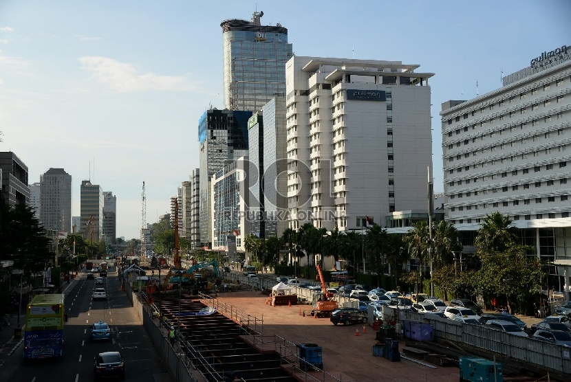   Pekerja menyelesaikan pembangunan Infrastuktur transpotrasi massal di kawasan Bundaran HI, Jakarta, Selasa (5/5).  (Republika/Prayogi)