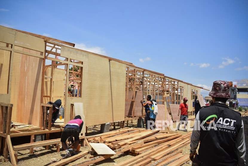 Pekerja menyelesaikan pembangunan Integrated Community Shelter atau hunian sementara untuk korban gempa bumi di Desa Gondang, Kecamatan Gangga, Tanjung, Lombok Utara, NTB, Selasa (4/9).