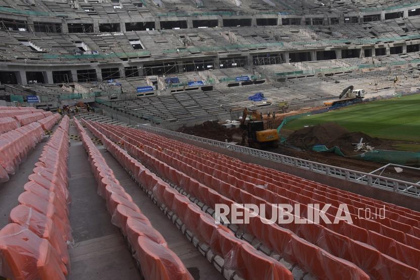 Pekerja menyelesaikan pembangunan Jakarta International Stadium, di Jakarta, Selasa (30/11/2021). Progres pembangunan Jakarta International Stadium telah mencapai 86,4 persen dan terus dikebut pengerjaannya jelang pelaksanaan final International Youth Championship 2021 yang akan berlangsung 11 Desember mendatang. 