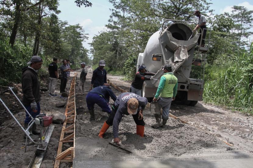 Pekerja menyelesaikan pembangunan jalan desa (ilustrasi). Kementerian Keuangan (Kemenkeu) mencatat pelaksanaan Program Padat Karya di Nusa Tenggara Timur selama Januari-Juni 2022 telah menyerap sebanyak 7.124 tenaga kerja (naker) yang tersebar di provinsi berbasiskan kepulauan itu.