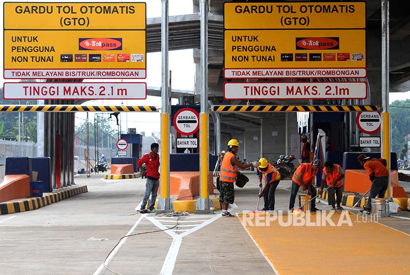 Pekerja menyelesaikan pembangunan Jalan Tol Bekasi Cawang Kampung Melayu (Becakayu), di kawasan Jakasampurna, Bekasi, Jawa Barat, Kamis (2/11). Presiden Joko Widodo rencananya akan meresmikan pengoperasian jalan tol Bekasi Cawang Kampung Melayu (Becakayu) seksi 1b dan 1c  sepanjang 8,26 kilometer yang akan dibuka dari Cipinang Melayu menuju Pangkalan Jati dan berakhir di Jakasampurna, Bekasi, pada Jumat (3/11). 