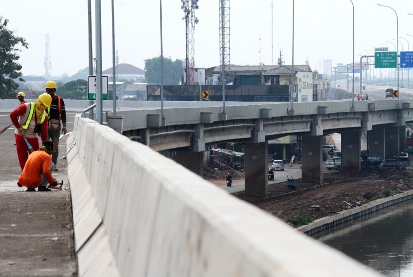 Pekerja menyelesaikan pembangunan Jalan Tol Bekasi Cawang Kampung Melayu (Becakayu), di kawasan Jakasampurna, Bekasi, Jawa Barat, Kamis (2/11).