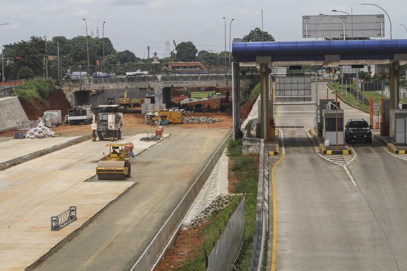Pekerja menyelesaikan pembangunan jalan Tol Cijago seksi 3 di kawasan Kukusan, Depok, Jawa Barat, Kamis (18/11/2021). Data dari PT PP (Persero) Tbk menyebutkan proyek pembangunan jalan Tol Cinere - Jagorawi (Cijago) seksi 3 sepanjang 14,64 kilometer tersebut telah mencapai 13,40 persen dengan target selesai pada kuartal III 2022 mendatang serta menjadi bagian dari Proyek Strategis Nasional (PSN) untuk mengurangi kemacetan dari Bogor - Depok - Bandara Soekarno Hatta.
