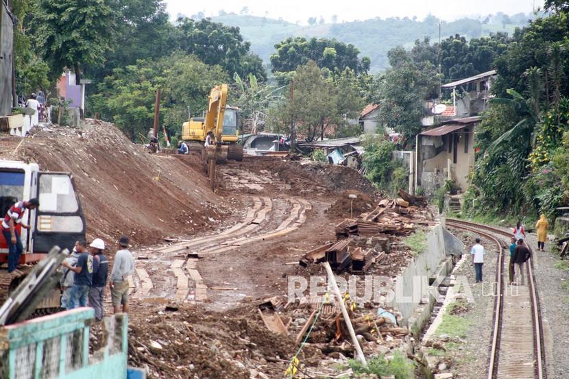 Pekerja menyelesaikan pembangunan jalur ganda Bogor-Sukabumi di Kota Bogor, Jawa Barat, Senin (7/12/2020).