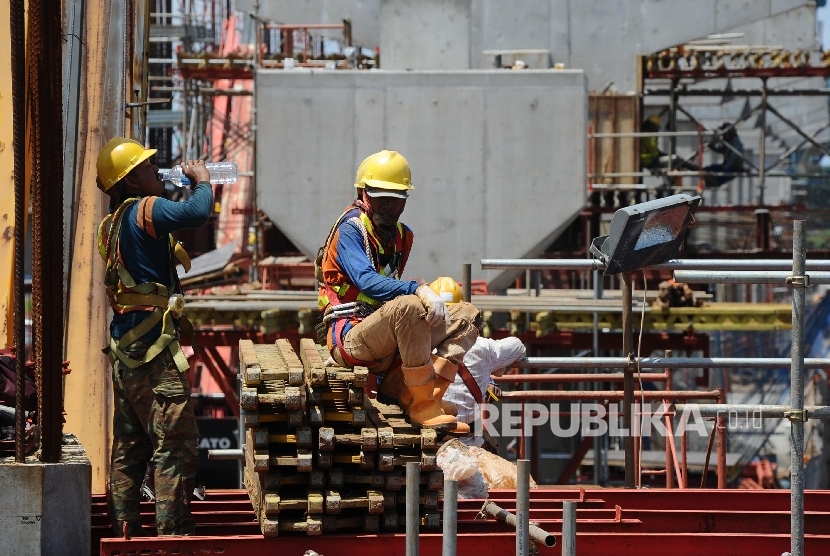  Pekerja menyelesaikan pembangunan Jalur MRT di Jakarta, Selasa (20\12).