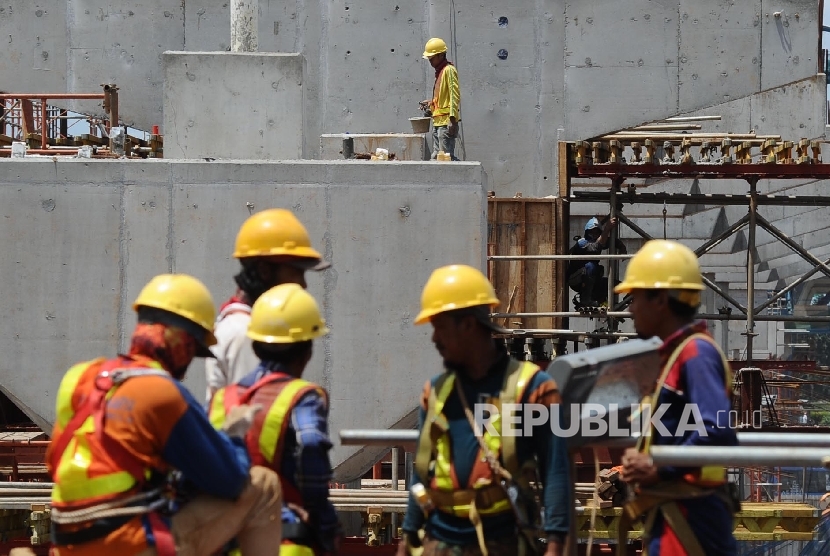  Pekerja menyelesaikan pembangunan Jalur MRT di Jakarta, Selasa (20\12).