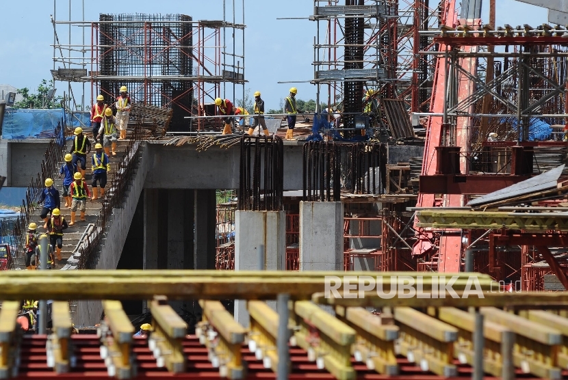  Pekerja menyelesaikan pembangunan Jalur MRT di Jakarta, Selasa (20\12). 