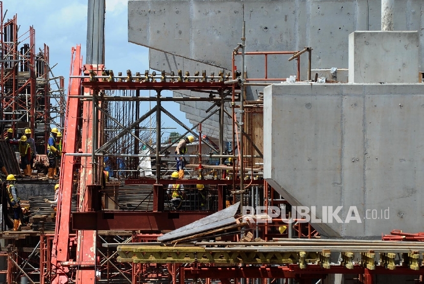  Pekerja menyelesaikan pembangunan Jalur MRT di Jakarta, Selasa (20\12). 