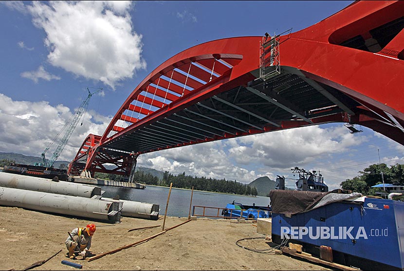 Pekerja menyelesaikan pembangunan jembatan Holtekamp, di Jayapura, Papua, Rabu (11/4). Jembatan yang dikerjakan Kementrian Pekerjaan Umum dan Perumahan Rakyat (PUPR) tersebut rencananya mulai bisa dipergunakan pada Juli 2018.