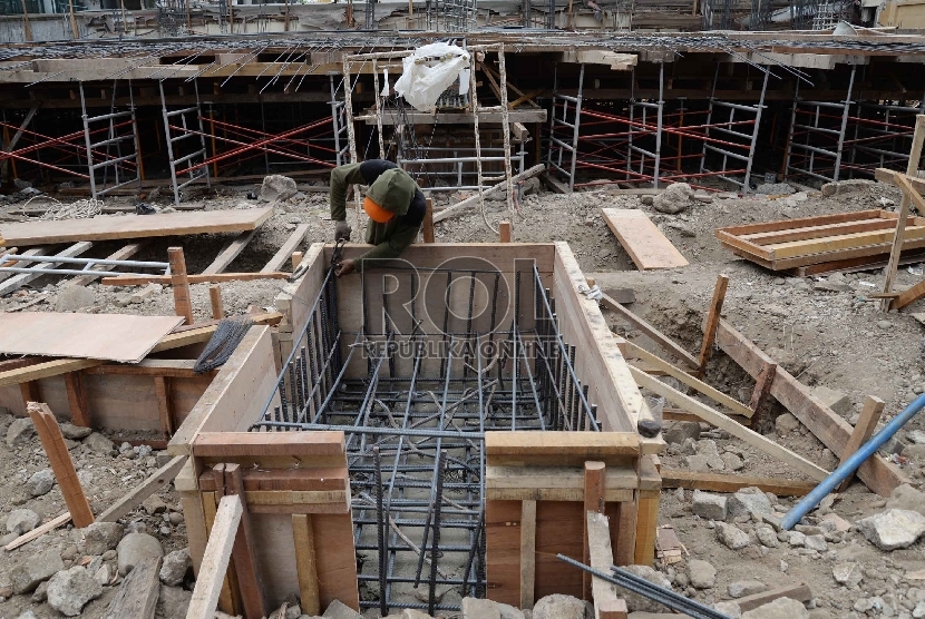 Pekerja menyelesaikan pembangunan masjid (Ilustrasi)