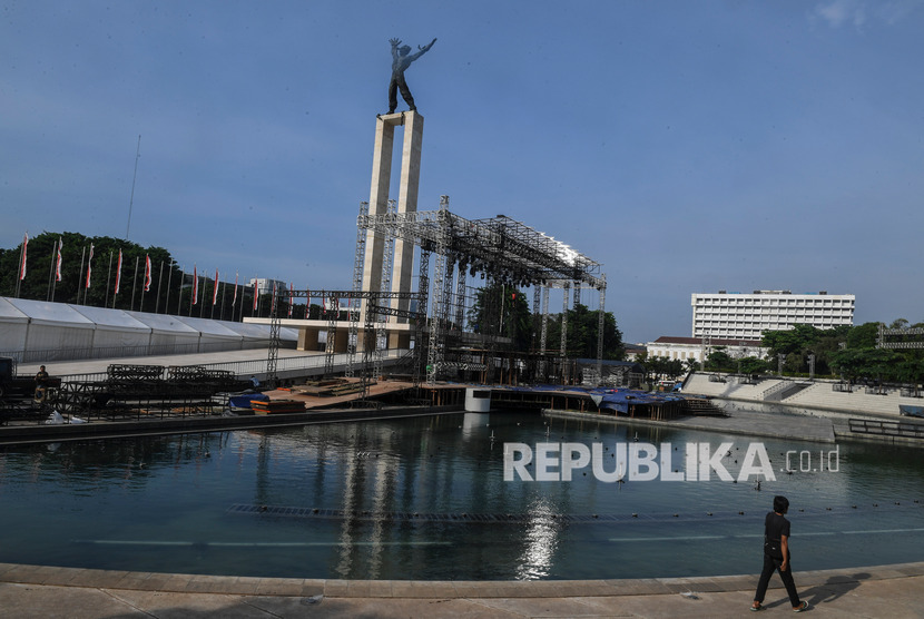 Pekerja menyelesaikan pembangunan panggung di Lapangan Banteng, Jakarta, Jumat (6/3/2020).(Antara/Muhammad Adimaja)