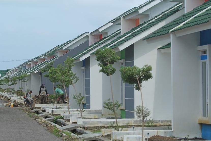 Pekerja menyelesaikan pembangunan perumahan bersubsidi di Indramayu, Jawa Barat, Jumat (5/2/2021). Kementerian Pekerjaan Umum dan Perumahan Rakyat (PUPR) mengusulkan anggaran untuk dana Fasilitas Likuiditas Pembiayaan Perumahan (FLPP) pada 2022 sebesar Rp 23 triliun.